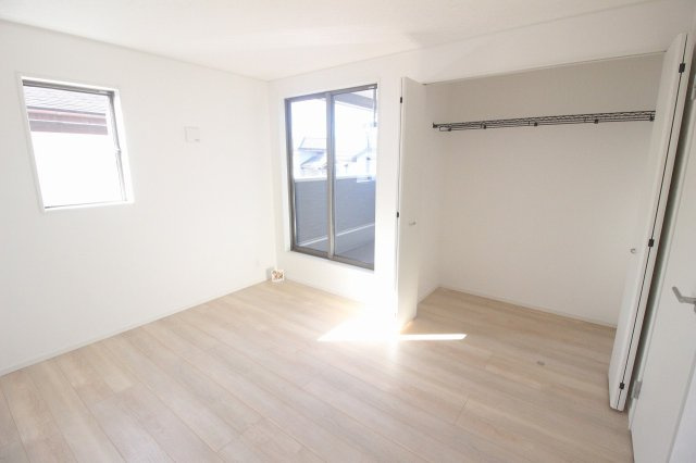 小山市間々田　第10　1号棟の洋室|バルコニーに面した洋室は、風通しの良さも魅力。洗濯物を取り込んですぐ室内に収納でき、毎日の家事動線もスムーズです。