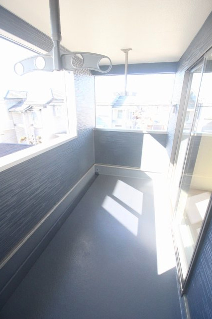 小山市間々田　第10　1号棟のバルコニー|南側に設けられたバルコニーは、洗濯物がしっかり乾きやすいのが魅力。屋根付きで急な天候変化にも対応しやすく、毎日の家事に便利です。