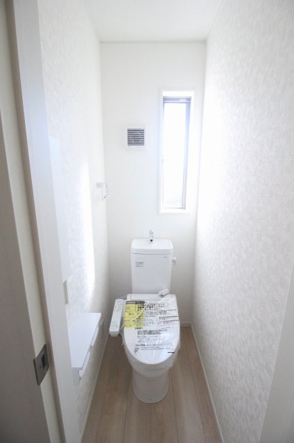 小山市間々田　第10　1号棟のトイレ|2階にもトイレがあるので、朝の混雑を軽減。寝室からも使いやすく、夜間も安心です。小窓付きで明るさと換気も確保されています。