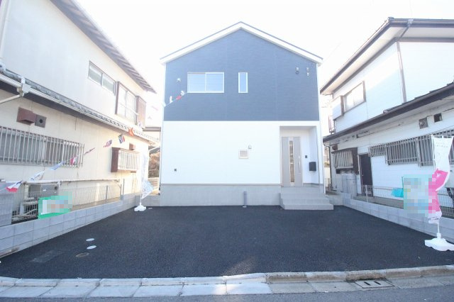 小山市間々田　第10　1号棟の駐車場|敷地内にゆとりのある駐車スペースを確保。来客時や将来の増車にも対応しやすく、車の出し入れもしやすい配置です。