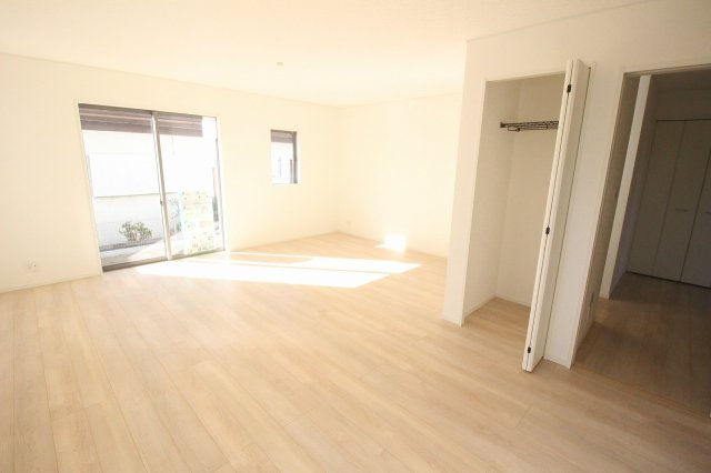 小山市間々田　第10　1号棟の居間・リビング|掃き出し窓からたっぷり光が入る18.8帖のLDK。開放感があり、リビングとダイニングを分けて使っても余裕の広さです。くつろぎの時間が増えそうです。