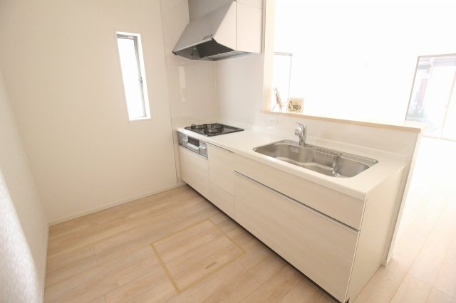 小山市間々田　第10　1号棟のキッチン|リビングを見渡せる対面式キッチン。調理中も家族の様子が分かり、会話が弾みます。収納も豊富で、毎日の家事がスムーズにこなせる使い勝手の良さが魅力です。