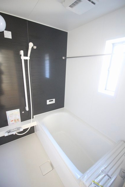 小山市間々田　第10　1号棟の浴室|落ち着いたアクセントパネルの浴室。窓付きで換気しやすく、湿気がこもりにくいのが嬉しいポイントです。ゆったり湯船で一日の疲れをリセットできます。