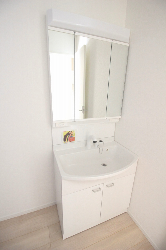 小山市間々田　第10　1号棟の独立洗面台|三面鏡タイプの洗面化粧台。収納力があり、細かな洗面用品もすっきり片付きます。朝の身支度がスムーズに進む使い勝手の良さが魅力です。