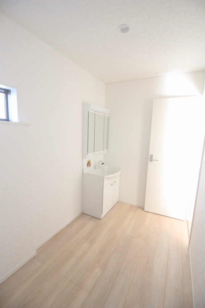 小山市間々田　第10　1号棟の脱衣所|洗面台横にゆとりのある脱衣スペース。洗濯動線も考えやすく、室内干しや収納配置の工夫もしやすい空間です。毎日の家事がラクになります。