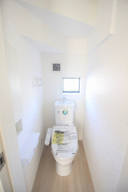 小山市間々田　第10　1号棟のトイレ|1階トイレは窓付きで明るく清潔感のある空間。換気もしやすく、来客時にも気持ちよく使えます。白基調でお手入れしやすいのもポイントです。