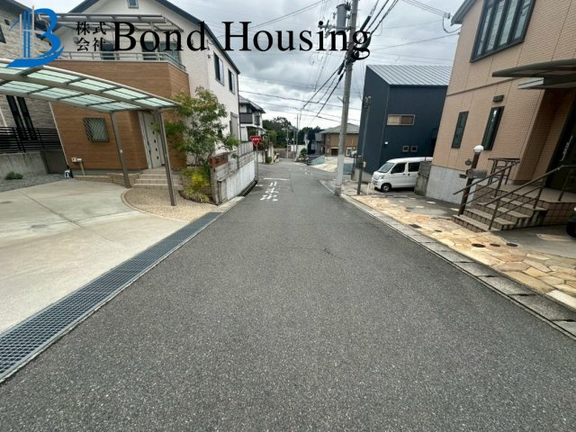 周辺環境充実・お車2台駐車可　西区白水1丁目　築22年の前面道路含む現地写真