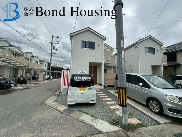 「北西角地」「お車並列3台可」玉津町今津 築7年の前面道路含む現地写真