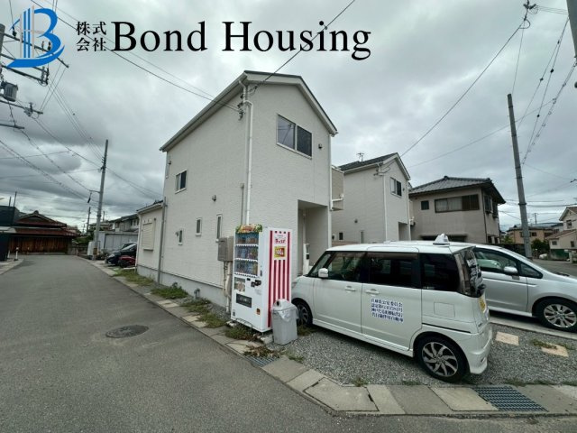 「北西角地」「お車並列3台可」玉津町今津 築7年の前面道路含む現地写真