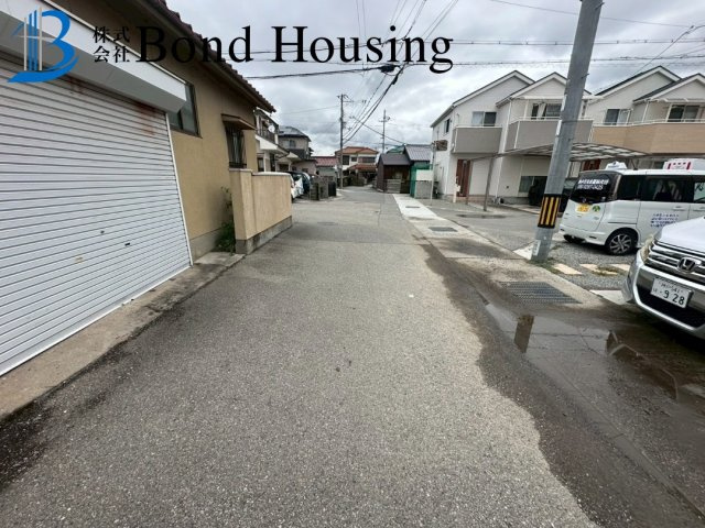 「北西角地」「お車並列3台可」玉津町今津 築7年の前面道路含む現地写真