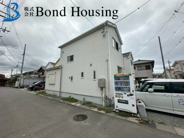 「北西角地」「お車並列3台可」玉津町今津 築7年の外観