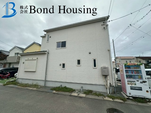 「北西角地」「お車並列3台可」玉津町今津 築7年の外観