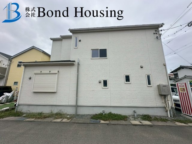 「北西角地」「お車並列3台可」玉津町今津 築7年の外観