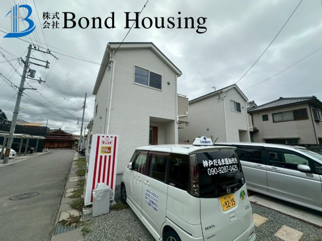 「北西角地」「お車並列3台可」玉津町今津 築7年の外観