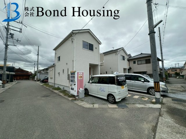 「北西角地」「お車並列3台可」玉津町今津 築7年の前面道路含む現地写真