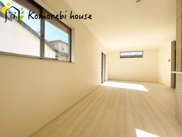 さいたま市指扇領別所　　新築一戸建て　リーブルガーデン　01の居間・リビング|おしゃれなリビングです