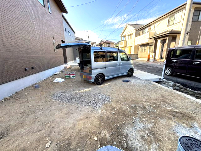北久米町の新築のおうち　松山市北久米町新築戸建の駐車場|車をお持ちの方に嬉しい駐車場付きの物件です