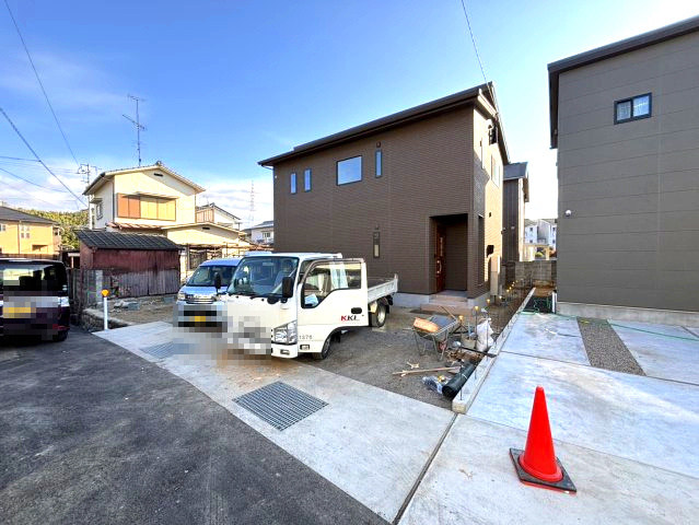 北久米町の新築のおうち　松山市北久米町新築戸建の前面道路含む現地写真|前面道路含む現地写真です