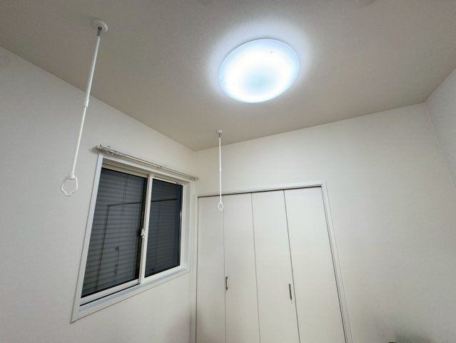 SUN COURTーサンコート－小倉南区中曽根6丁目【小倉南区　新築戸建て】の設備|1階洋室にはホスクリーン完備♪【小倉南区　新築戸建て】
