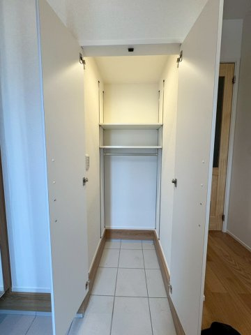 SUN COURTーサンコート－小倉南区中曽根6丁目【小倉南区　新築戸建て】の玄関|玄関には広めの収納も♪外で使用するものなどしまえます♪　【小倉南区　新築戸建て】