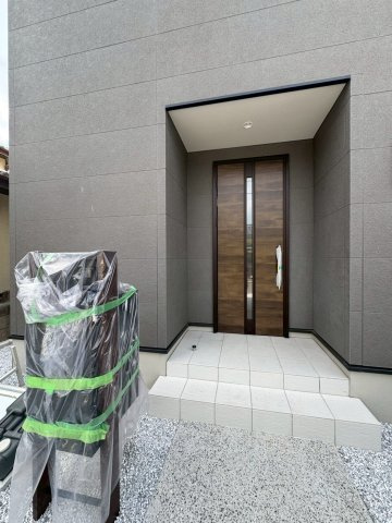 SUN COURTーサンコート－小倉南区中曽根6丁目【小倉南区　新築戸建て】の玄関|玄関は遠隔でドアの開閉ができ、お荷物が多い時にも便利です。【小倉南区　新築戸建て】