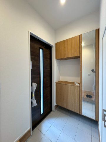 SUN COURTーサンコート－小倉南区中曽根6丁目【小倉南区　新築戸建て】の玄関|姿見付きのシューズボックスを完備♪お出かけ前の身だしなみチェックができます【小倉南区　新築戸建て】