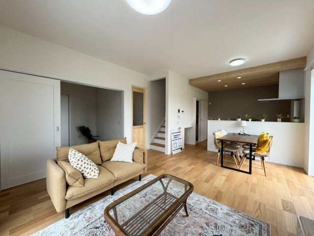 SUN COURTーサンコート－小倉南区中曽根6丁目【小倉南区　新築戸建て】の居間・リビング|１６帖の広々としたリビングダイニングは日当たり良好です♪【小倉南区　新築戸建て】