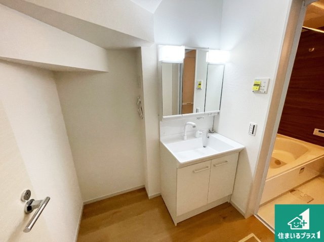 大津市錦織　第1期　新築一戸建ての独立洗面台|清潔感のある洗面台です。フラットな鏡は掃除がしやすく毎日清潔！鏡裏には収納があるのでスッキリとした洗面台が保てます。
