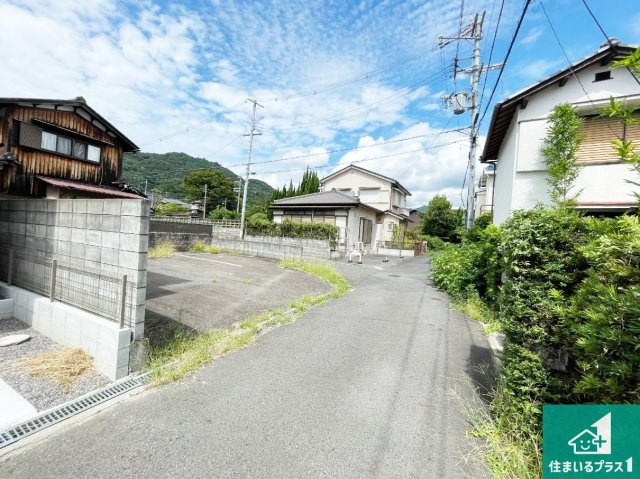 大津市錦織　第1期　新築一戸建ての前面道路含む現地写真|周辺は閑静な住宅街！前面道路広々で車の出し入れも便利です。駐車が苦手な方でも安心して車庫入れできます！