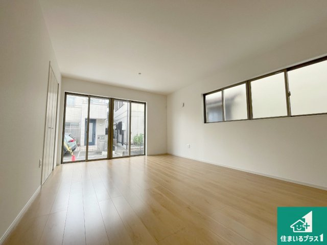 大津市錦織　第1期　新築一戸建ての居間・リビング|シンプルなリビングは、観葉植物等のインテリアを楽しめますね！パパ好みにも、ママ好みにも家具次第で雰囲気を変えることができます！