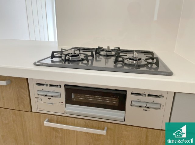 大津市錦織　第1期　新築一戸建ての設備|ダブル高火力Ｓｉセンサー付きコンロ！３口あるので、まとめて料理をする時も大活躍！
