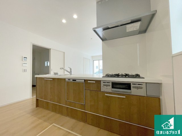 大津市錦織　第1期　新築一戸建てのキッチン|リビングと統一感があり、使い勝手のいいキッチン。広々としているので、二人並んで作業が出来ちゃいます。お子様と一緒に色々なお料理に挑戦できるスペースがあります。