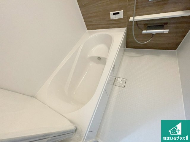 大津市錦織　第1期　新築一戸建ての浴室|足をゆったり伸ばして寛げる浴槽です。窓が設けられていますので差し込む光が明るく穏やかな雰囲気にしてくれます♪浴室乾燥機も設置しているので、雨の日の洗濯物も安心です♪
