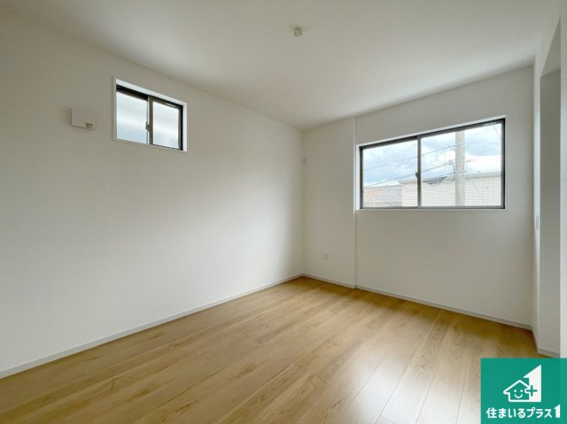 大津市錦織　第1期　新築一戸建ての洋室|寝室は心地よい眠りについてもらいたくて、シンプルかつ開放的な空間な設計にしています！大きな窓から差し込む日が心地いいです♪