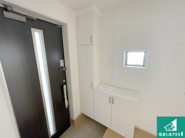 大津市錦織　第1期　新築一戸建ての玄関|シューズボックスにはたくさんの靴が収納できるので玄関周りはいつもスッキリ！ご家族が増えても安心！