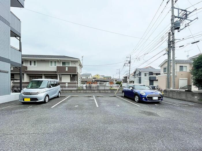 グローリアスハイツの駐車場