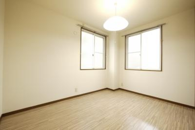 フレンズ東古松の洋室