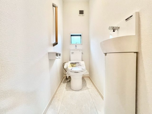 練馬区錦1丁目　新築戸建のトイレ|明るく清潔感が溢れるトイレ。落ち着いた空間で安らぎのひとときをお過ごし頂けます。
2025.09.11撮影

ご内見希望・資料請求などお気軽にお問い合わせ下さい！
03-5990-5201