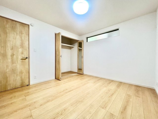 練馬区錦1丁目　新築戸建の洋室|木目調で落ち着いた雰囲気の内装は、どんなインテリアにも合わせやすいデザイン。
2025.09.11撮影

ご内見希望・資料請求などお気軽にお問い合わせ下さい！
03-5990-5201