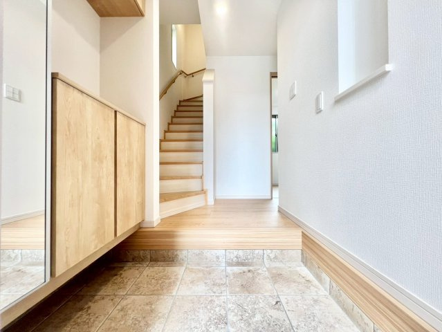 練馬区錦1丁目　新築戸建の玄関|お出かけ前の身だしなみチェックに役立つ鏡と収納完備の玄関です。
2025.09.11撮影

ご内見希望・資料請求などお気軽にお問い合わせ下さい！
03-5990-5201