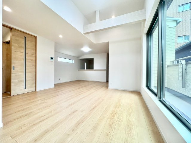 練馬区錦1丁目　新築戸建の居間・リビング|LDKは20帖あるため、ご家族でゆったりと寛ぐことが出来ますね！足元から暖まる床暖房付き。
2025.09.11撮影

ご内見希望・資料請求などお気軽にお問い合わせ下さい！
03-5990-5201