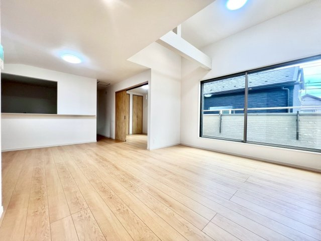 練馬区錦1丁目　新築戸建の居間・リビング|大きな窓からたっぷりと注ぐ陽光を浴びながら、朝食やティータイムを楽しめます。
2025.09.11撮影

ご内見希望・資料請求などお気軽にお問い合わせ下さい！
03-5990-5201