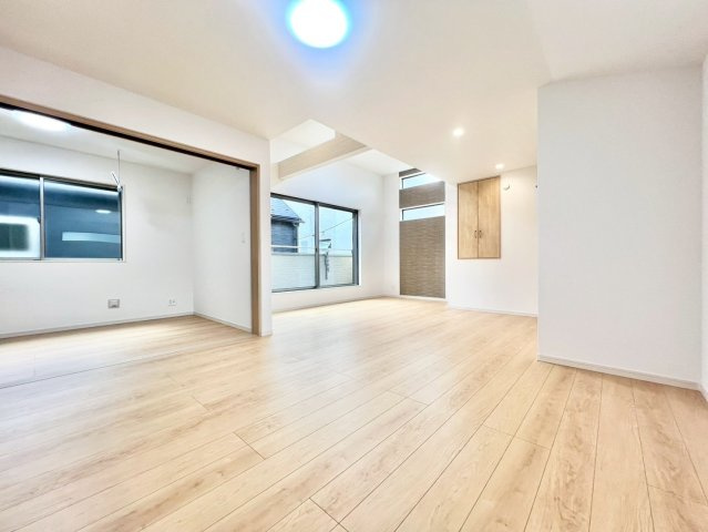 練馬区錦1丁目　新築戸建の居間・リビング|2階リビングは外からの視線が気にならない、寛ぎのプライベート空間！
2025.09.11撮影

ご内見希望・資料請求などお気軽にお問い合わせ下さい！
03-5990-5201