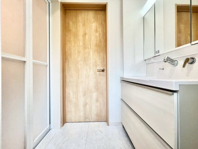 練馬区錦1丁目　新築戸建の独立洗面台|清潔感のあるプライベート空間は、身だしなみチェックやお肌のお手入れに最適です。
2025.09.11撮影

ご内見希望・資料請求などお気軽にお問い合わせ下さい！
03-5990-5201