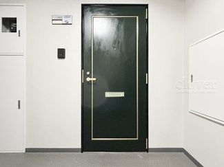 【その他共用部分】 | 皆様をお迎えする、お部屋の玄関ドア。開けやすさや開放角度、ドアノブの操作しやすさや鍵の形状などを、現地で一度ご確認ください。～即日のご見学可能～　お問合せはお気軽にどうぞ。