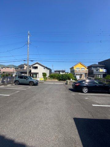 サープラス竹谷の駐車場