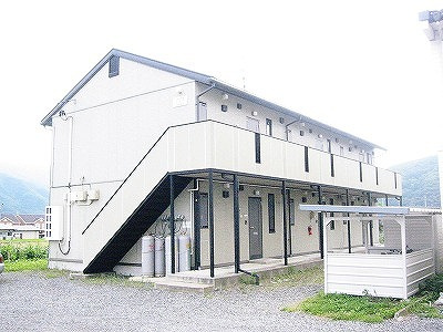 遠野市早瀬町２丁目のアパートの外観