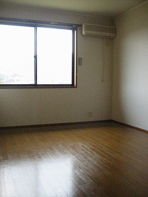 遠野市早瀬町２丁目のアパートの居間・リビング
