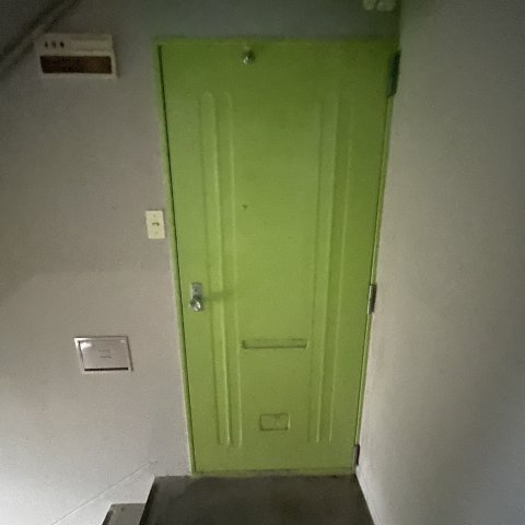 スワンマンションの玄関