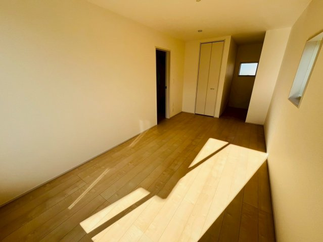 【Livele Garden】　野田市中根　2期　全2邸の洋室|〇１号棟　洋室　9.75帖〇
バルコニーに面した洋室は日当たり良好です。ウォークインクローゼット付き！たっぷりの収納スペースで住空間もスッキリ広々♪
2025年12月撮影